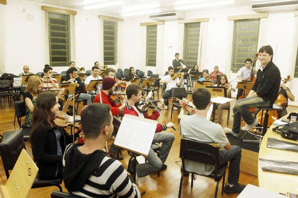 Maestro Nazir Bittar à frente do ensaio  da OSF